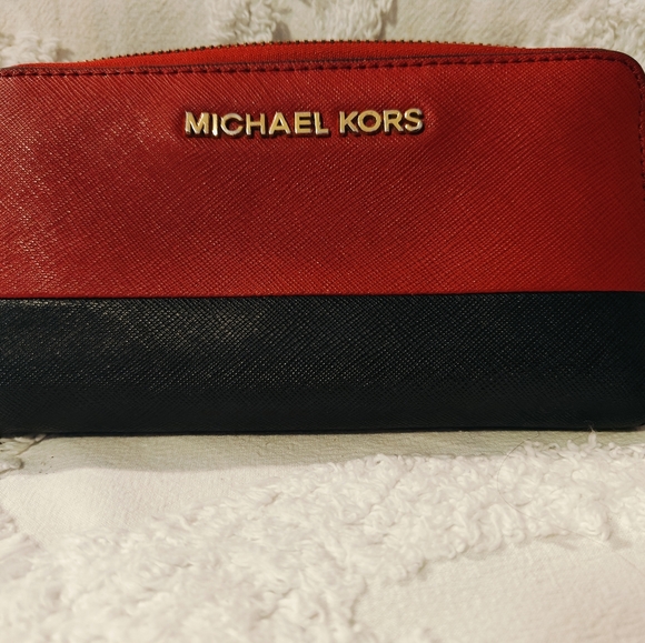 Michael Kors Handbags - Two Tone Michael Kors Jet Set Wallet